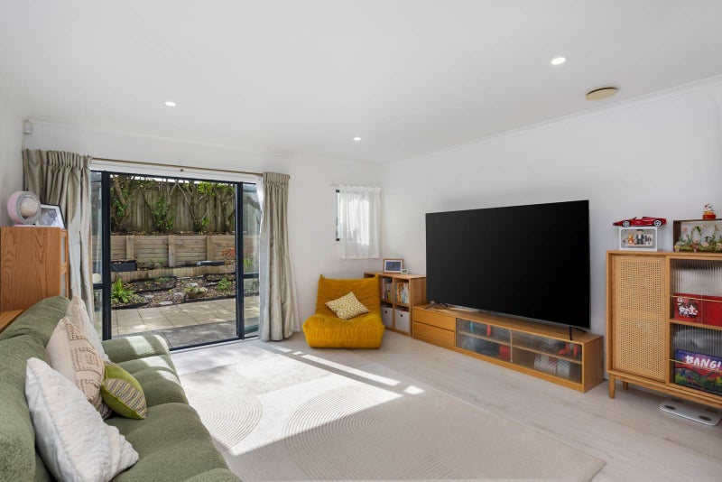 19 Candlestick Place, Oteha, Auckland - Carousel 2