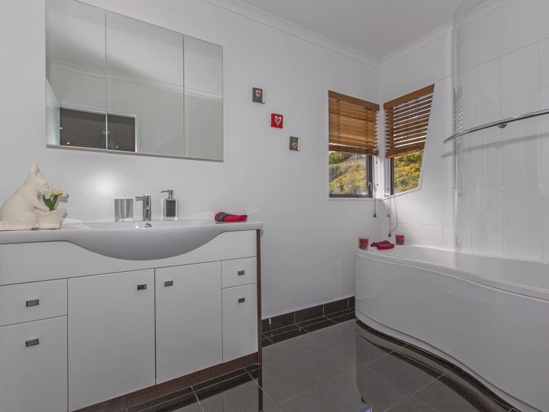 15 Oceanview Terrace, Tirohanga, Lower Hutt - Carousel 19