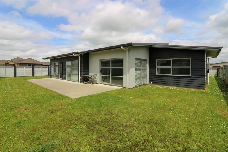 1 Medallion Court, Kelvin Grove, Palmerston North - Carousel 2
