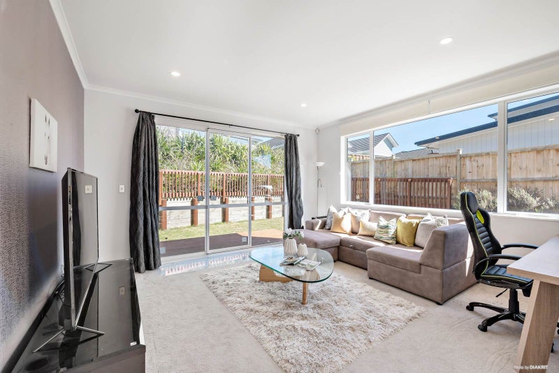 77 Colonial Drive, Silverdale, Silverdale - Carousel 2