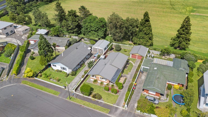 11 Regent Street, Silverdale, Hamilton - Carousel 1