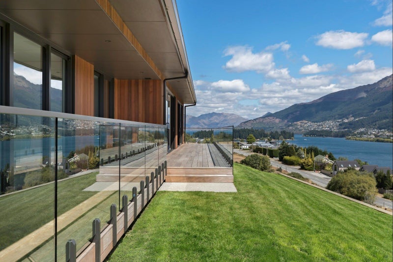 6 Red Deer Rise, Kelvin Heights, Queenstown - Carousel 1