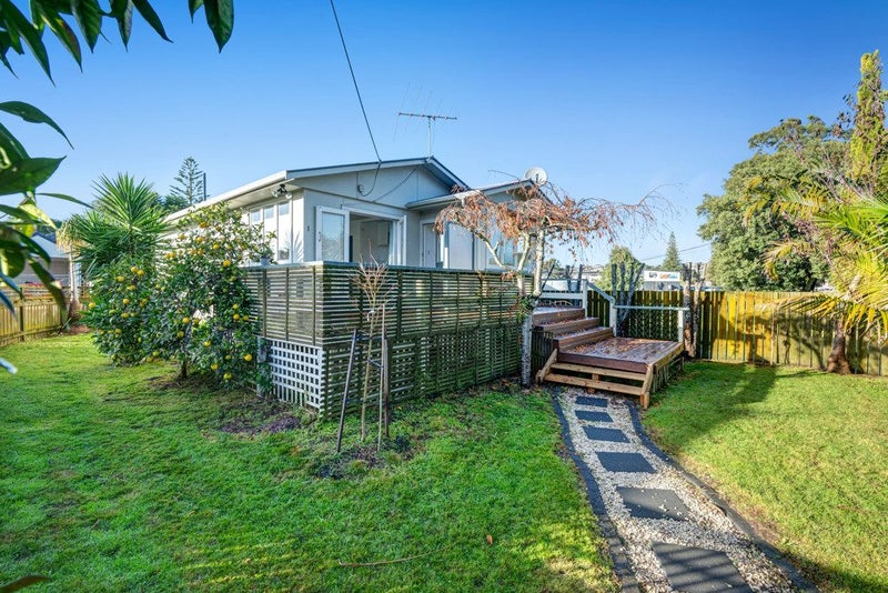 45 Ladies Mile, Manly, Whangaparaoa - Carousel 1