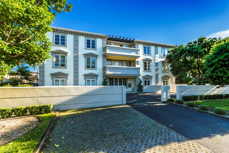 2/8 Sidmouth Street, Mairangi Bay, Auckland - Carousel 1