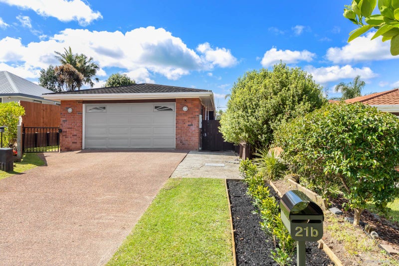 2/21 Sailfish Drive, West Harbour, Auckland - Carousel 1