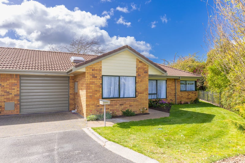 115 Oakridge Grove, Flagstaff, Hamilton - Carousel 1