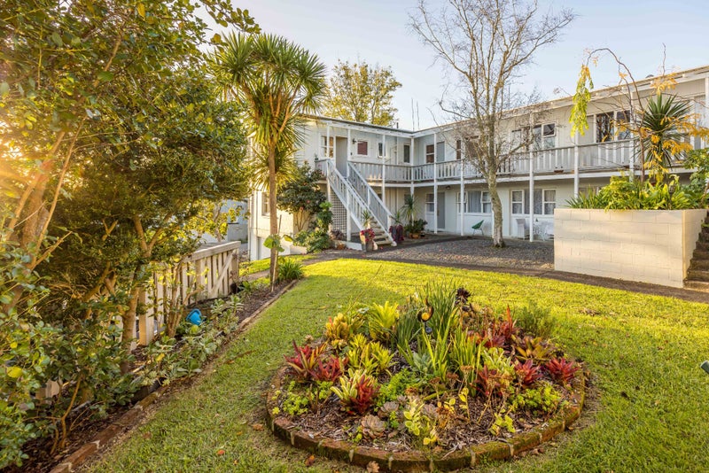 8/5 Edgars Road, Westmere, Auckland - Carousel 1