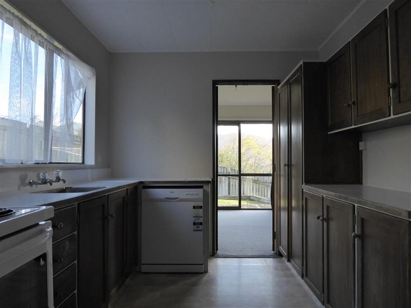 8 Sunbrae Drive, Silverstream, Upper Hutt - Carousel 2