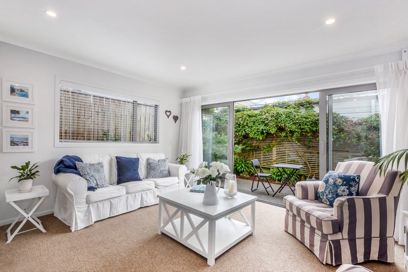 28A Mexted Terrace, Tawa, Wellington - Carousel 1