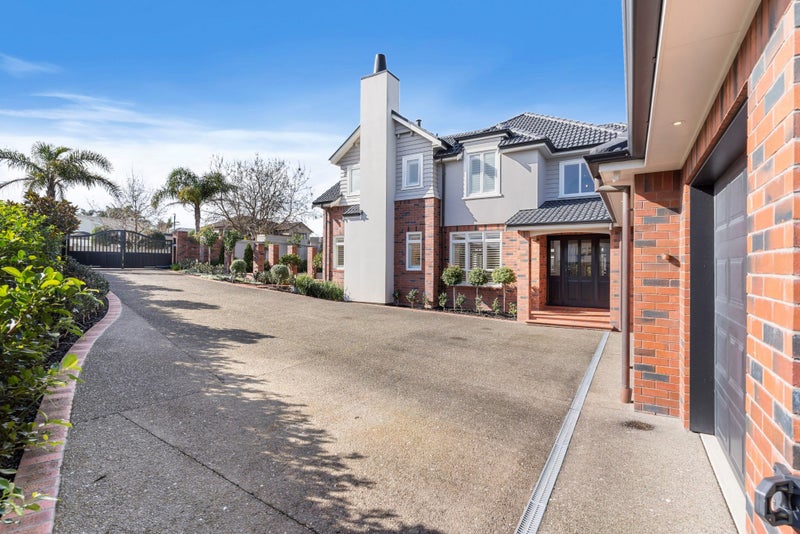 1 Courtneys, West Harbour, Auckland - Carousel 2