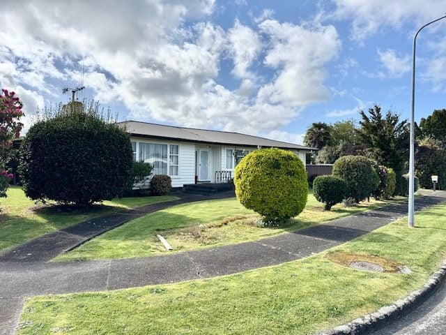 24 Anglesey Place, Awapuni, Palmerston North - Carousel 1