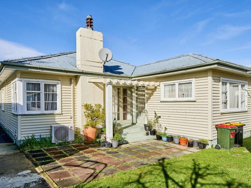 4 Cambridge Street, Tawa, Wellington - Carousel 1