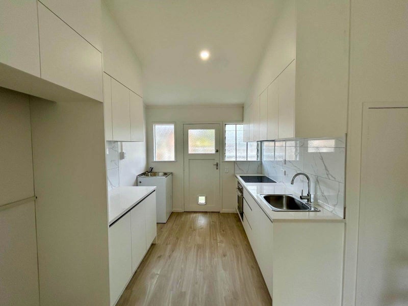 1/6 Almond Place, Mount Wellington, Auckland - Carousel 1