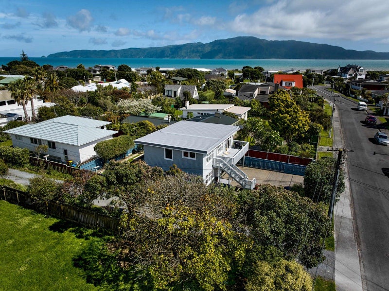 12 Vaucluse Avenue, Paraparaumu Beach, Paraparaumu - Carousel 1