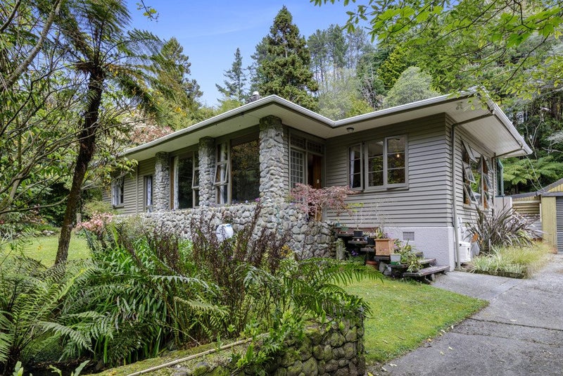 496 Stokes Valley Road, Stokes Valley, Lower Hutt - Carousel 1