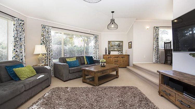 2 Jan Higgins Place, Golflands, Auckland - Carousel 16