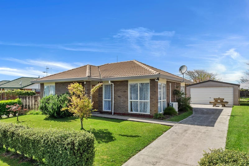 8 Raleigh Avenue, Fairview Downs, Hamilton - Carousel 1