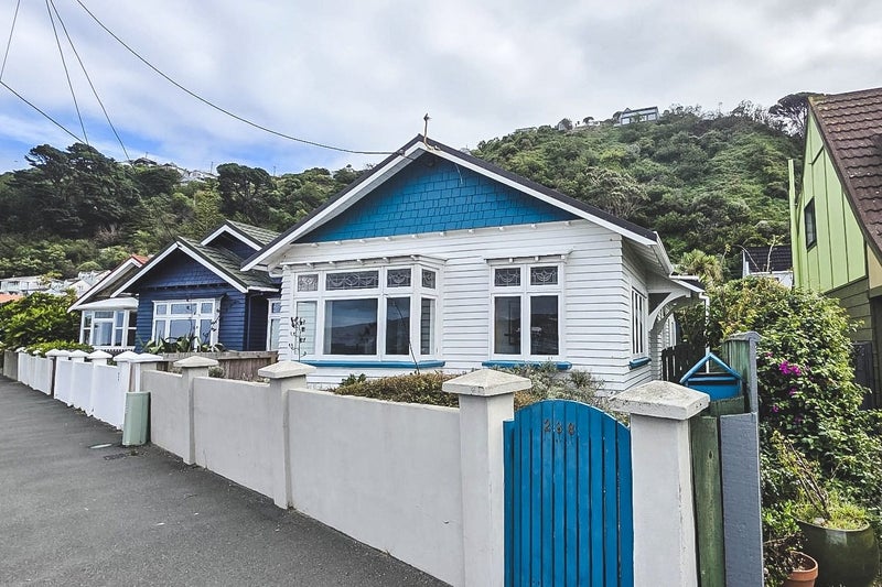 238 Queens Drive, Lyall Bay, Wellington - Carousel 1
