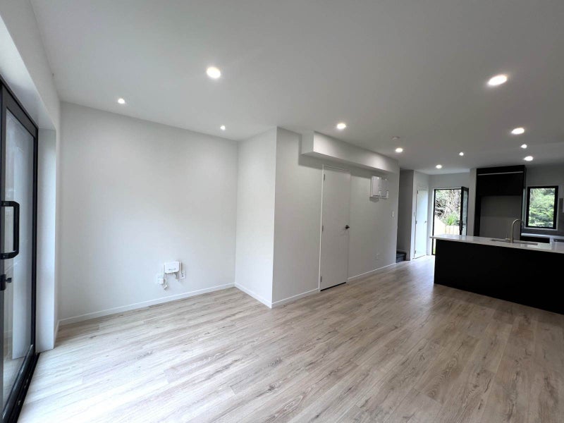 5/16 Reynella Drive, Massey, Auckland - Carousel 2