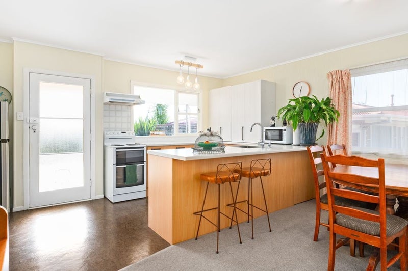 17 Scott Avenue, Hamilton East, Hamilton - Carousel 2