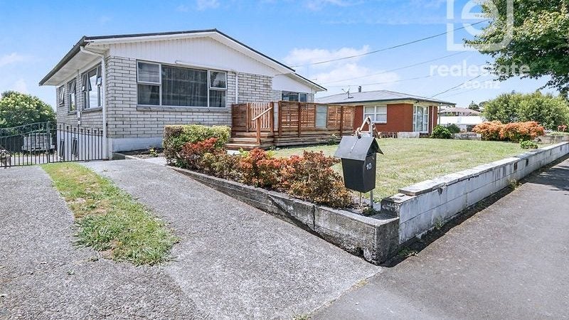 10 Hamblyn Crescent, Nawton, Hamilton - Carousel 1