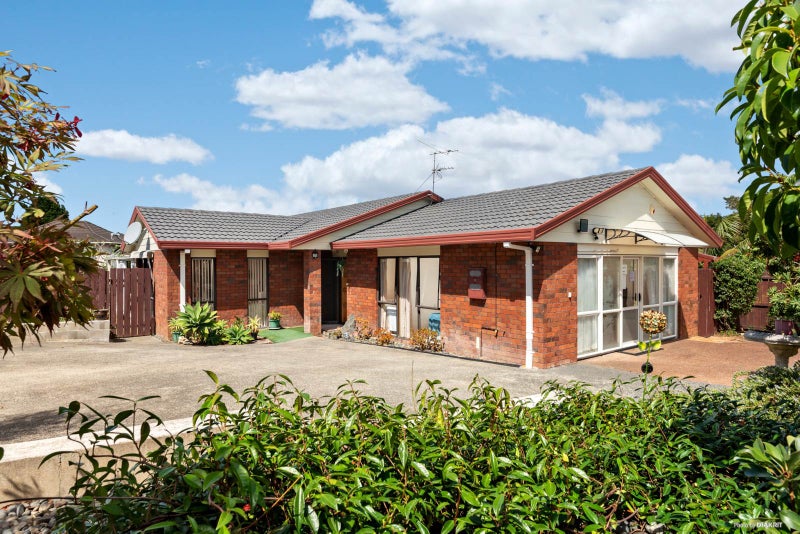 2/132 Botany Road, Botany Downs, Auckland - Carousel 1