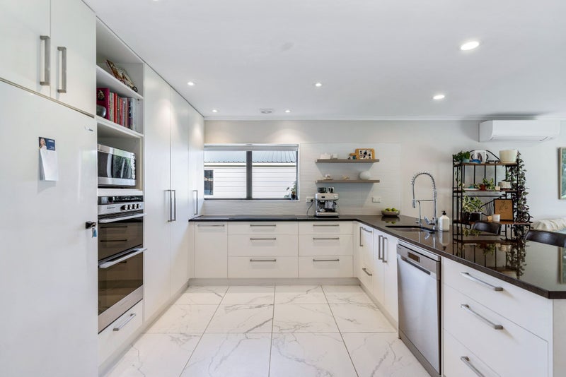 3 Evanda Crescent, Conifer Grove, Takanini - Carousel 2