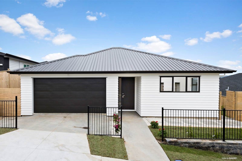 8 Mamuku Drive, Massey, Auckland - Carousel 1