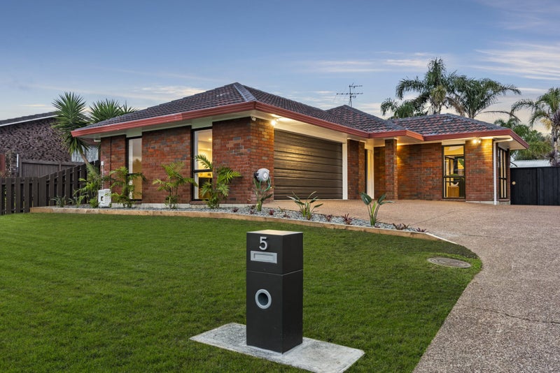 5 Raddock Place, Farm Cove, Auckland - Carousel 1