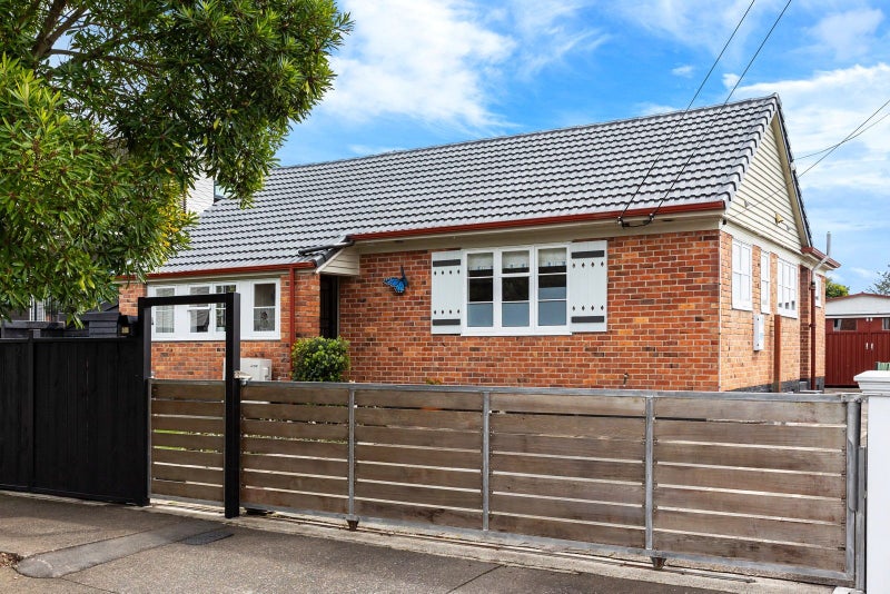 41 Humariri Street, Point Chevalier, Auckland - Carousel 1