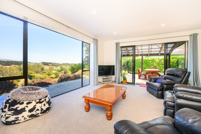 70 Pacific Drive, Fitzherbert, Palmerston North - Carousel 2