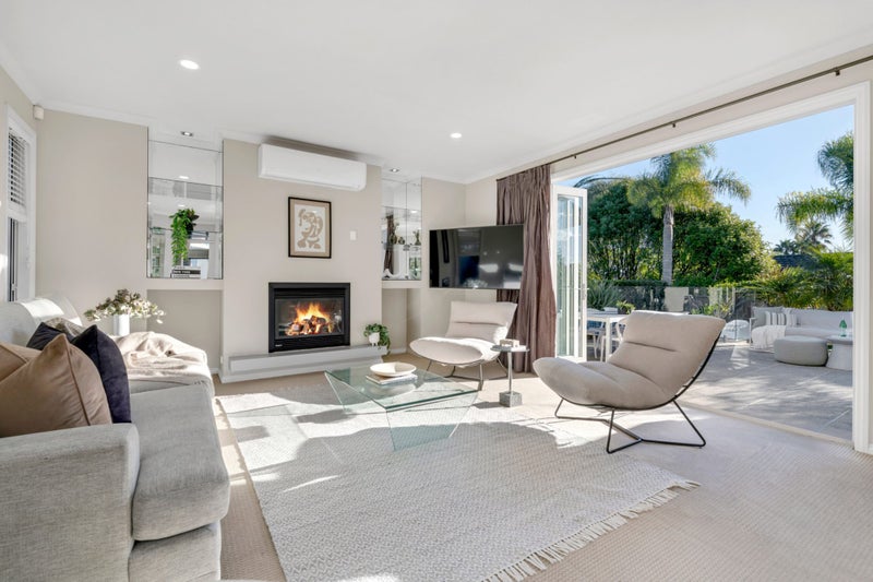 11 Santa Cruz Drive, Shamrock Park, Auckland - Carousel 1