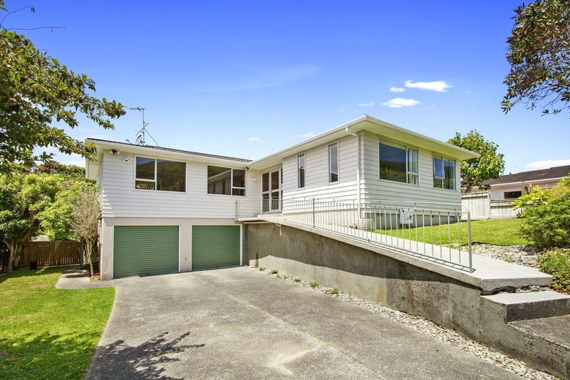 64 Oriel Avenue, Tawa, Wellington - Carousel 1