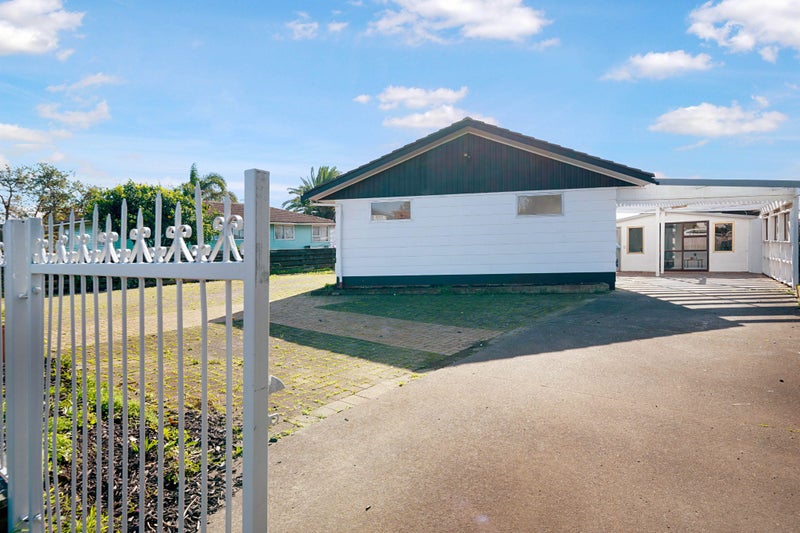 4 Serrano Place, Clover Park, Auckland - Carousel 1