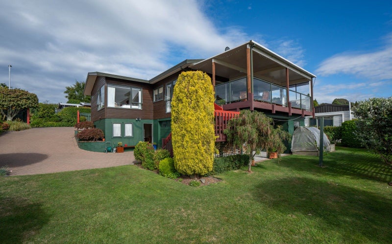 1 Scenic Heights, Acacia Bay, Taupō - Carousel 1