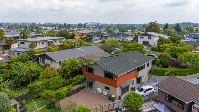 31 Resthill Crescent, Glenview, Hamilton - Carousel 1