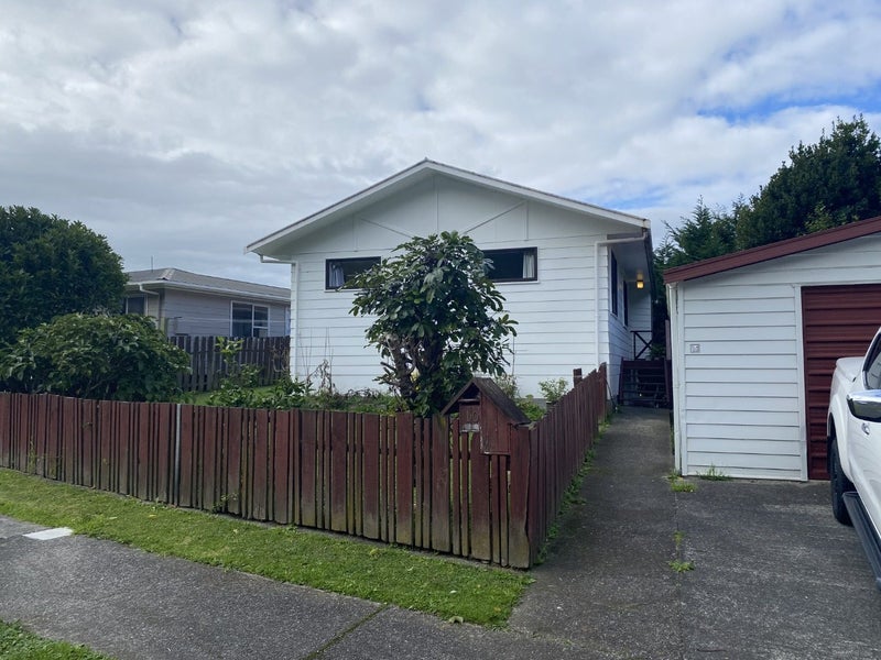 10 Westra View, Tawa, Wellington - Carousel 1