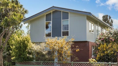 20 Puriri Street, Eastbourne, Lower Hutt - Carousel 1