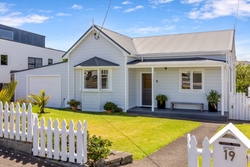 19 Beach Street, Fitzroy, New Plymouth - Carousel 1
