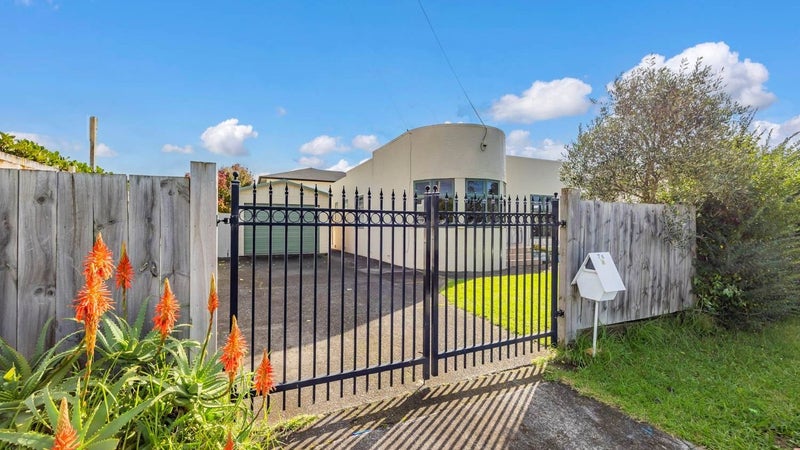76 Archibald Road, Kelston, Auckland - Carousel 1