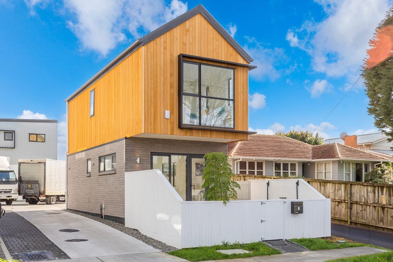 1/91 Beach Road, Te Atatū Peninsula, Auckland - Carousel 1