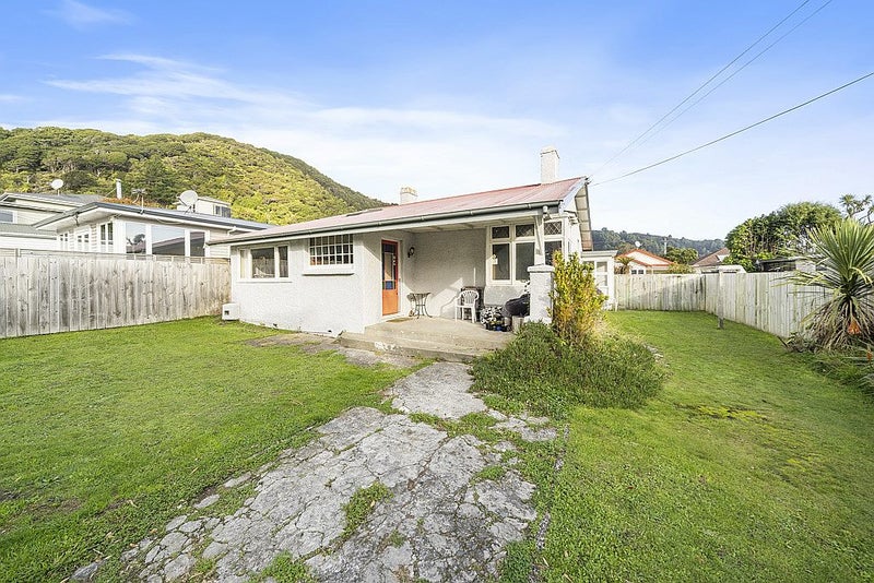 21 Hinau Street, Eastbourne, Lower Hutt - Carousel 1