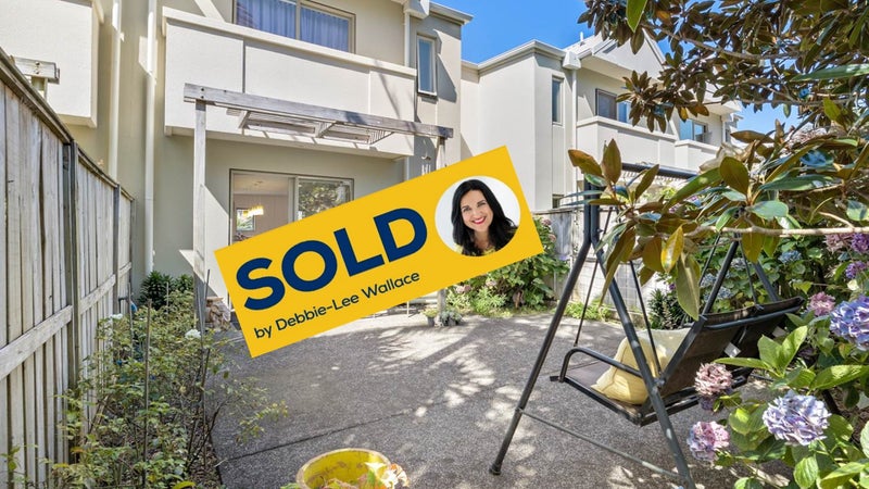 25/21 Hunters Park Drive, Three Kings, Auckland - Carousel 1