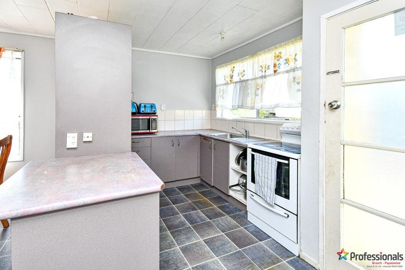 8 Staverton Crescent, Mangere, Auckland - Carousel 2