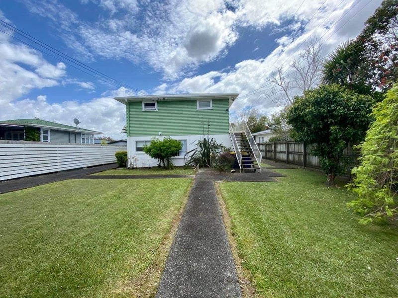10 Marlene Avenue, Te Atatū South, Auckland - Carousel 1