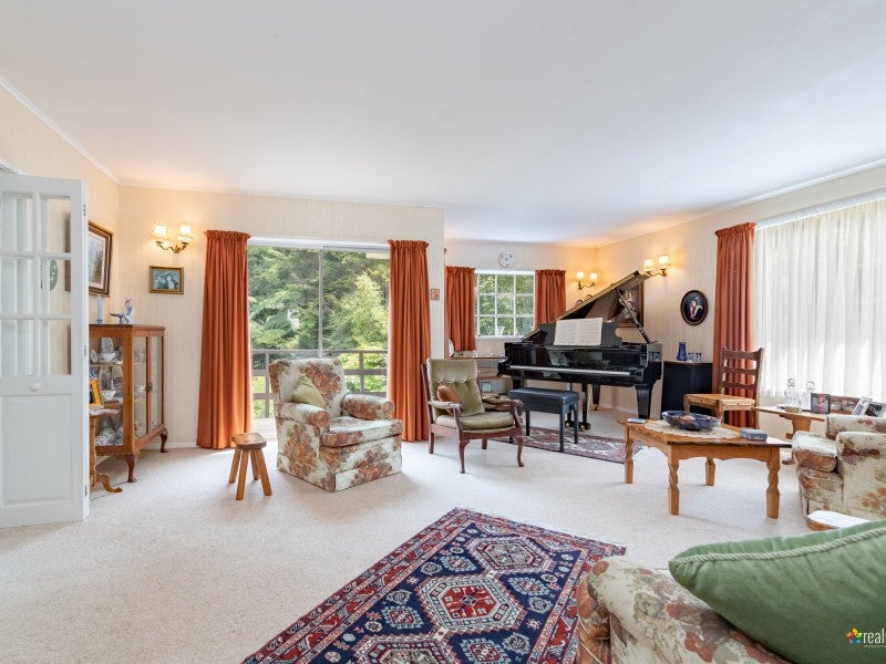 1 Fendalton Crescent, Pinehaven, Upper Hutt - Carousel 2