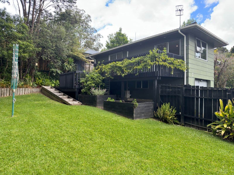 6 Longfellow Parade, Glen Eden, Auckland - Carousel 1