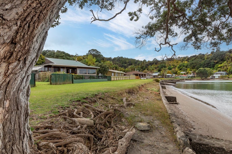 7 Foster Avenue, Huia, Auckland - Carousel 1