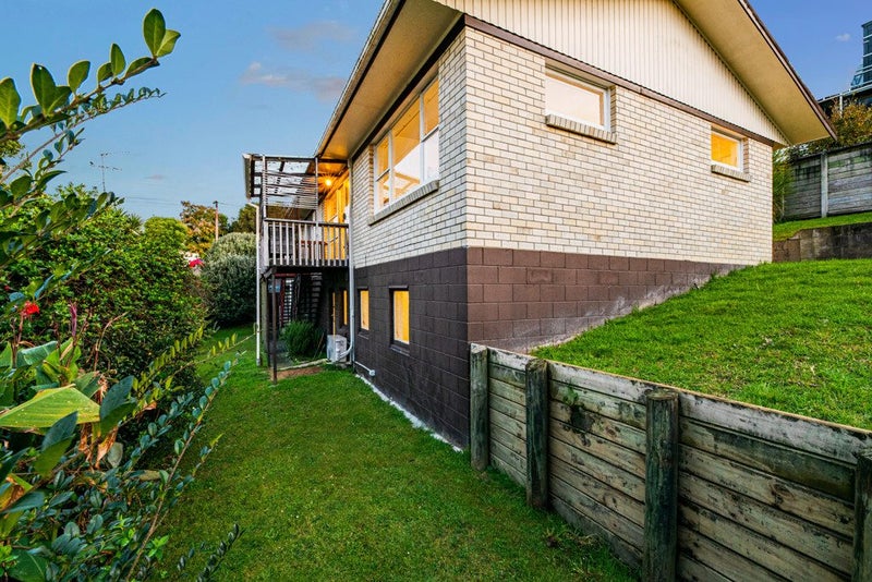 2/7 Dakota Avenue, Beach Haven, Auckland - Carousel 1