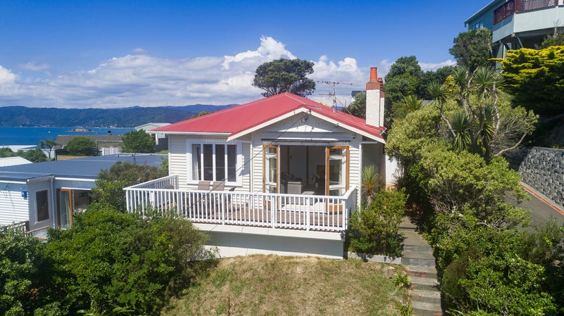 82 Nevay Road, Karaka Bays, Wellington - Carousel 1